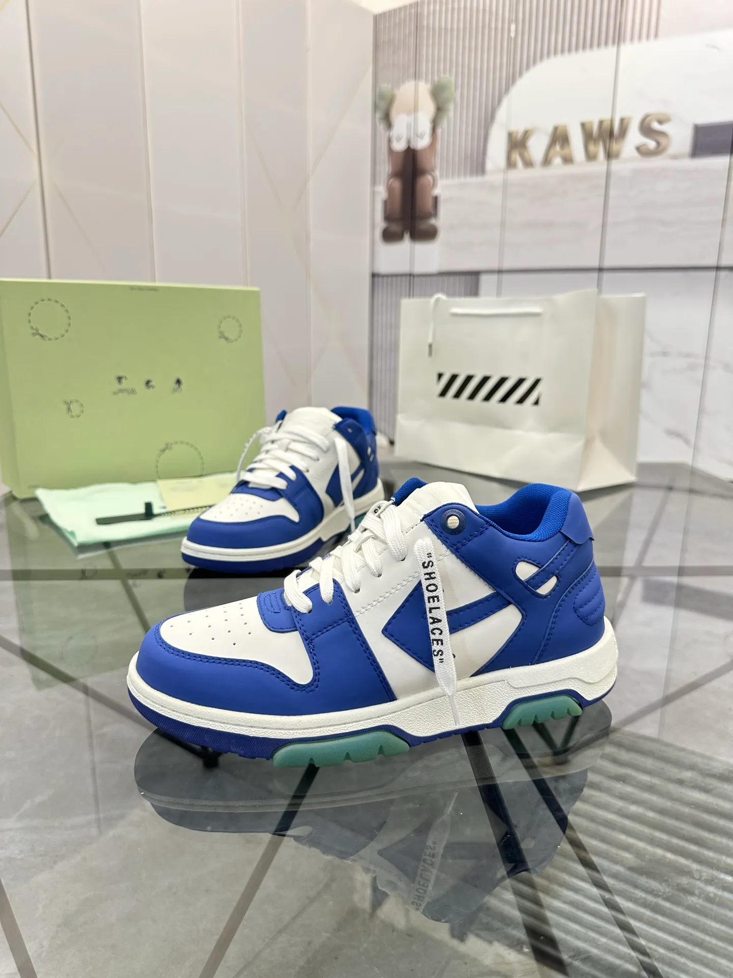 Selling men's shoes 💰: 💰P560¥ High-end top quality (leather buckle plus 10) Product trademark: OFF WHITE * "OFF WHITE*" low-top casual shoes Regular size: 35-45 (can be customized to 46) Couple style Product material: imported first-layer cowhide leather upper, breathable lining, original outsole. No.: H203